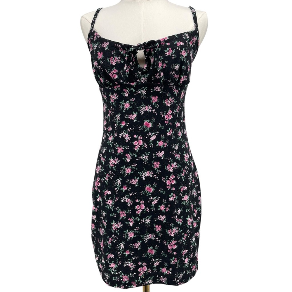 New Ditzy Floral Keyhole Minidress Women’s Size Medium Eyelet Texture Lined